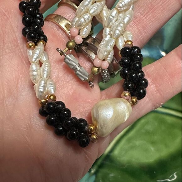 Elegant Vintage Black Bead and White Pearl Necklace & Bracelet Jewelry Set - Picture 3 of 4